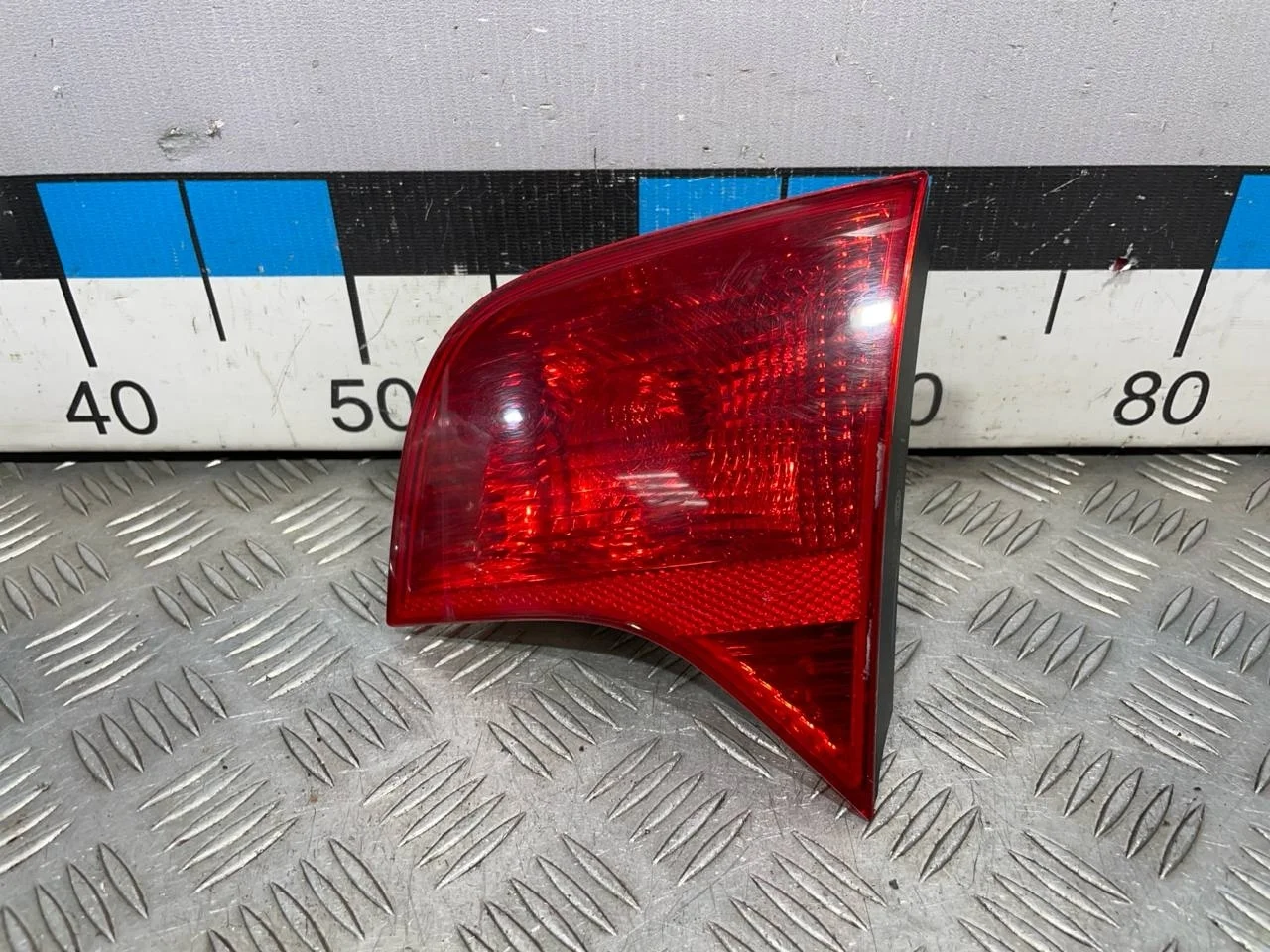 [Б/У] Фонарь правый внутренний - потертости [Незначительные дефекты] [Код: 00307238 ]