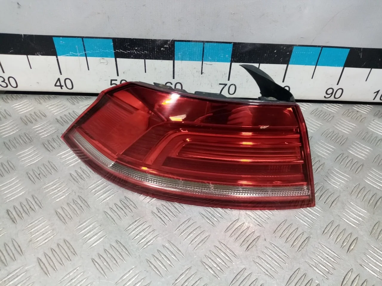 [Б/У] Фонарь светодиодный задний наружный левый [Код: 00528405 ]