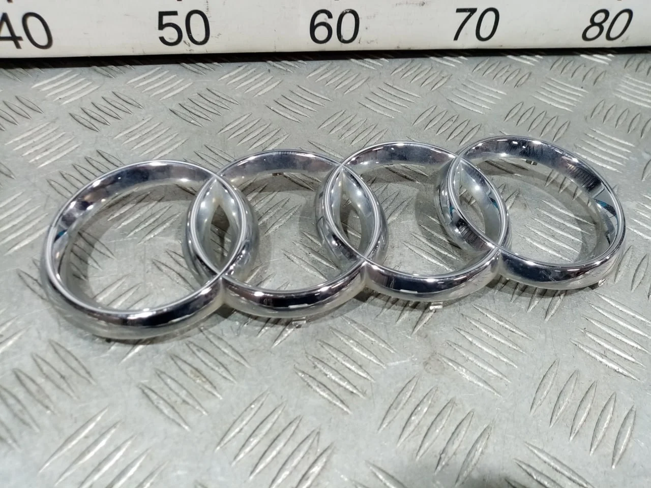 [Б/У] Эмблема решетки радиатора [Код: 00664761 ]