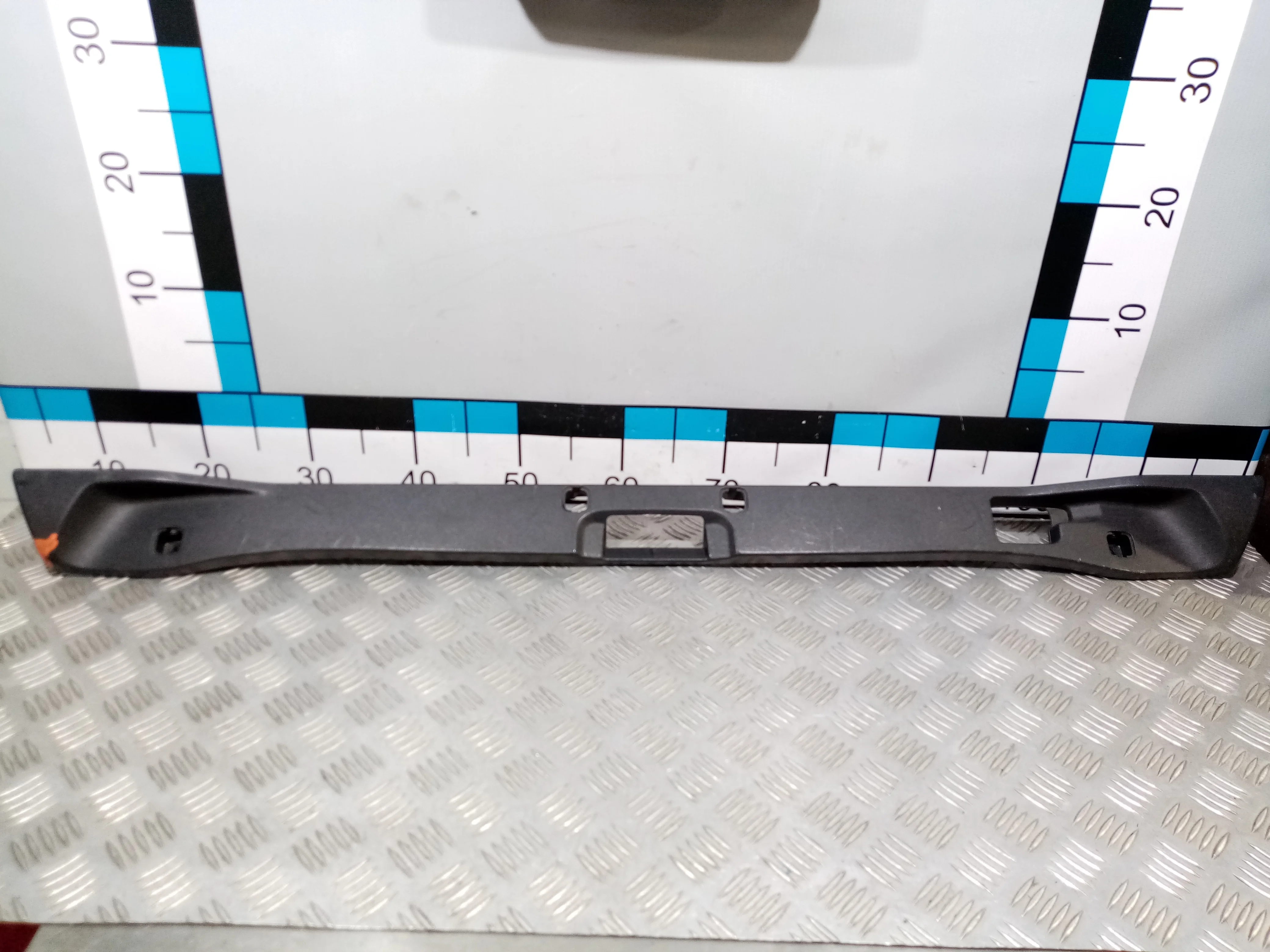 [Б/У] Накладка нижней двери багажника XC90 - Царапины [Незначительные дефекты] [Код: 00428102 ]