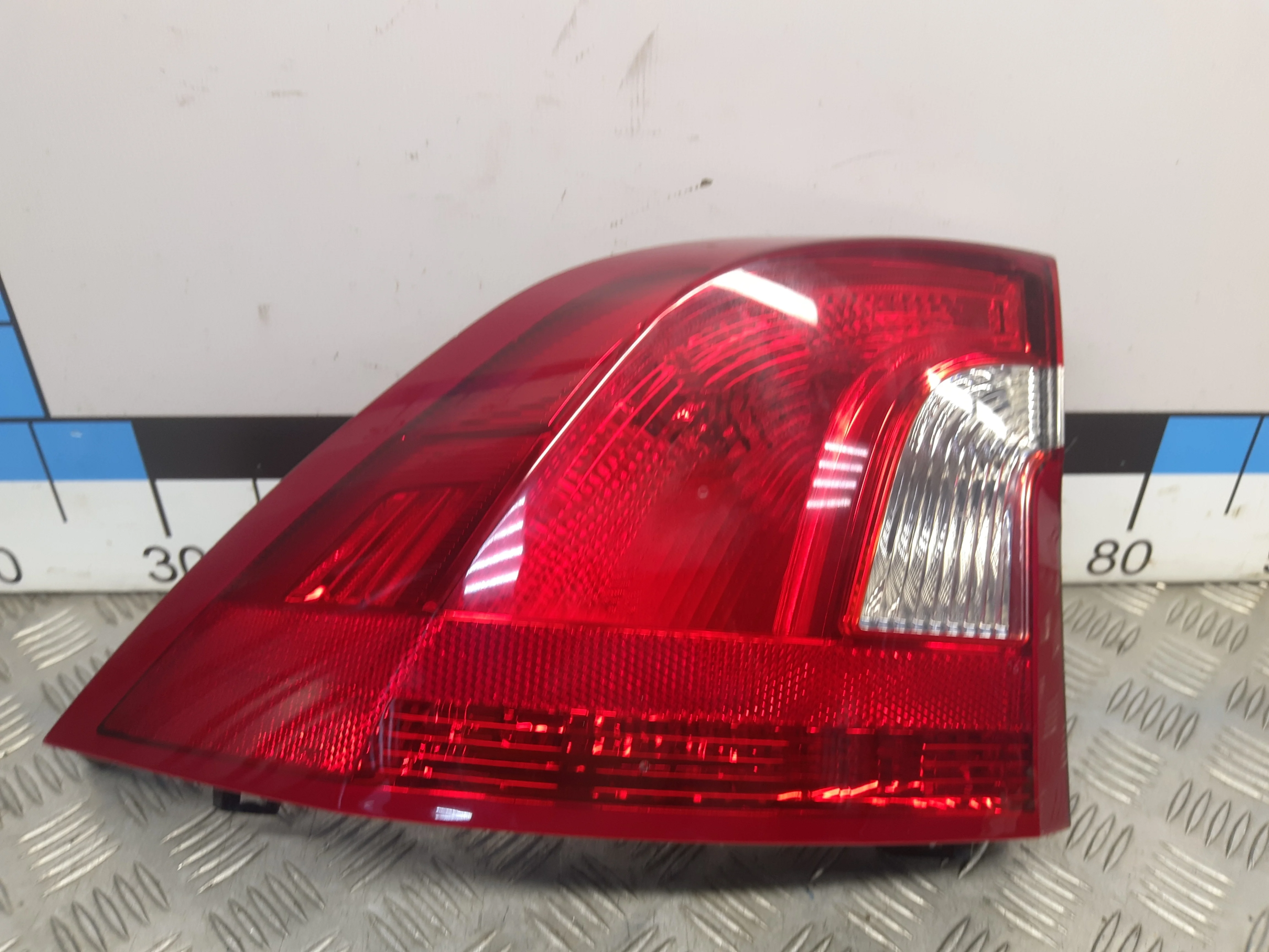 [Б/У] Фонарь задний наружный левый Volvo S60 [Код: 00354652 ]