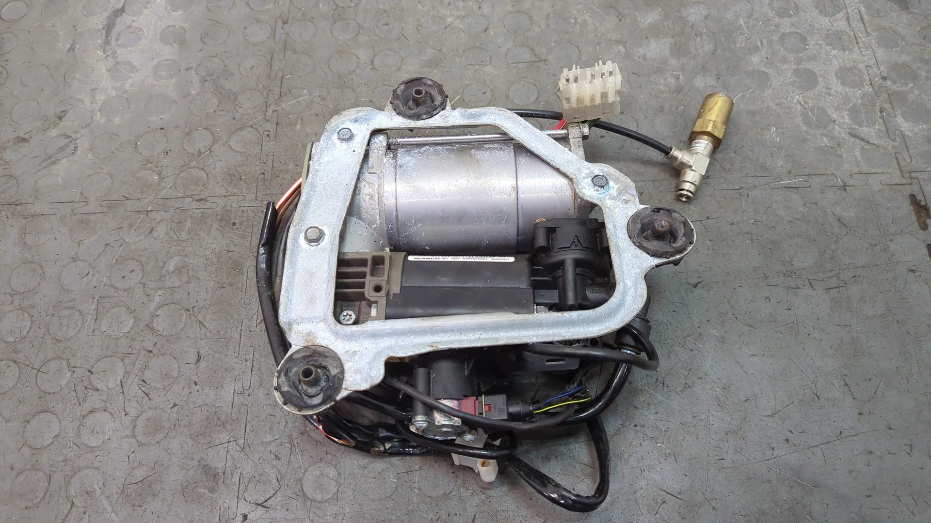 Компрессор воздушный (пневмоподвески) Land Rover Range Rover 3 (LM) 2002-2012 КПП автомат 4х4 (АКПП) 368DT Дизель 3.6 л Турбо