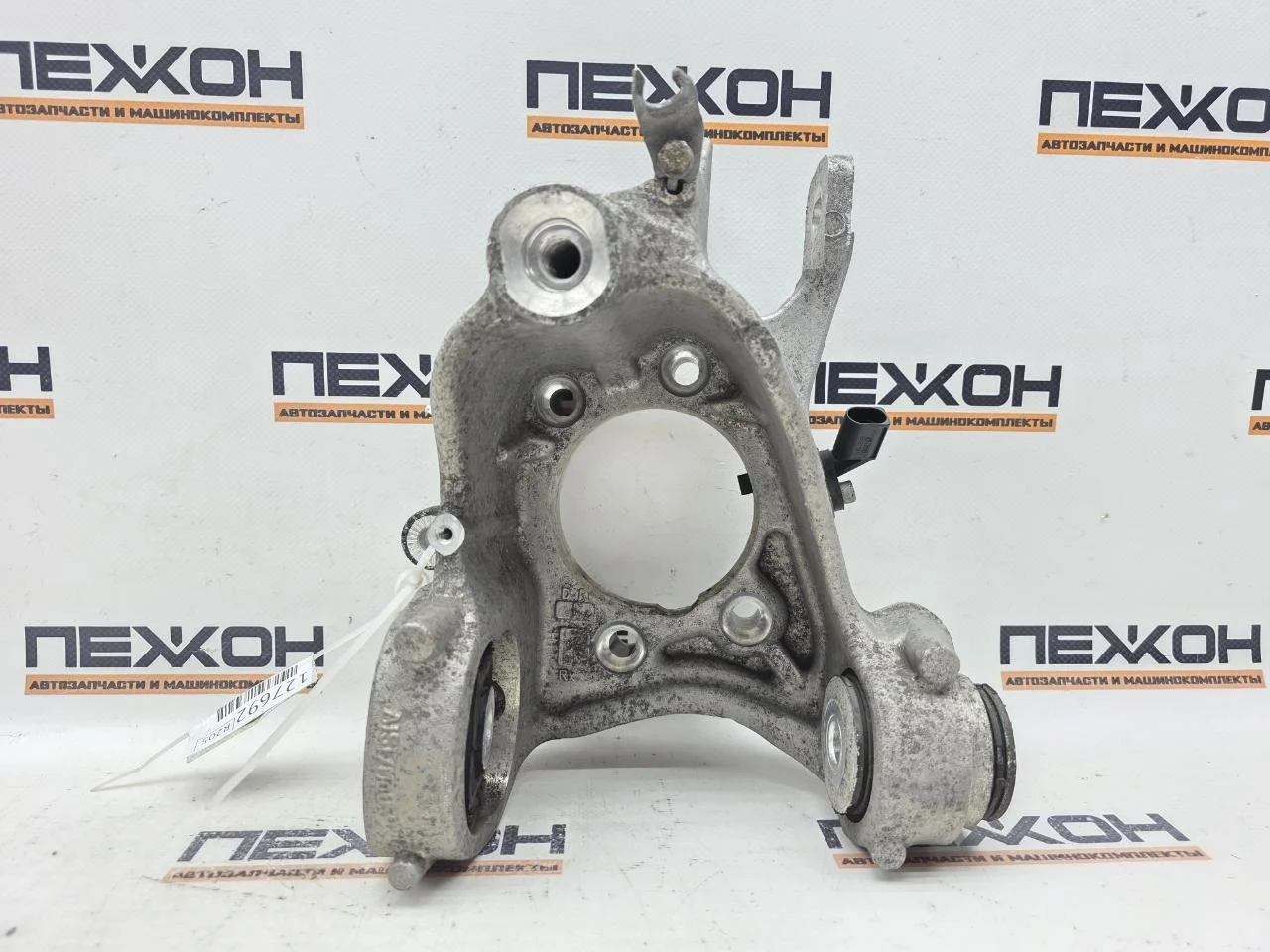 Кулак AUDI A8 2016 4H0505432D D4 3.0 CTBD, задний правый