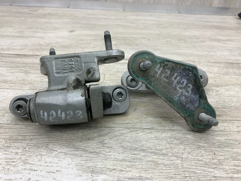 Петля двери MERCEDES-BENZ C-CLASS 2008 A2047200337 СЕДАН 646.811 30 214407, передняя левая