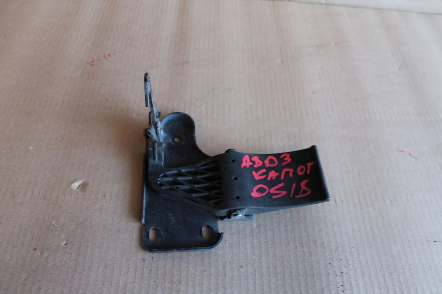 Крючок капота для Audi A8 S8 D3 2002-2010