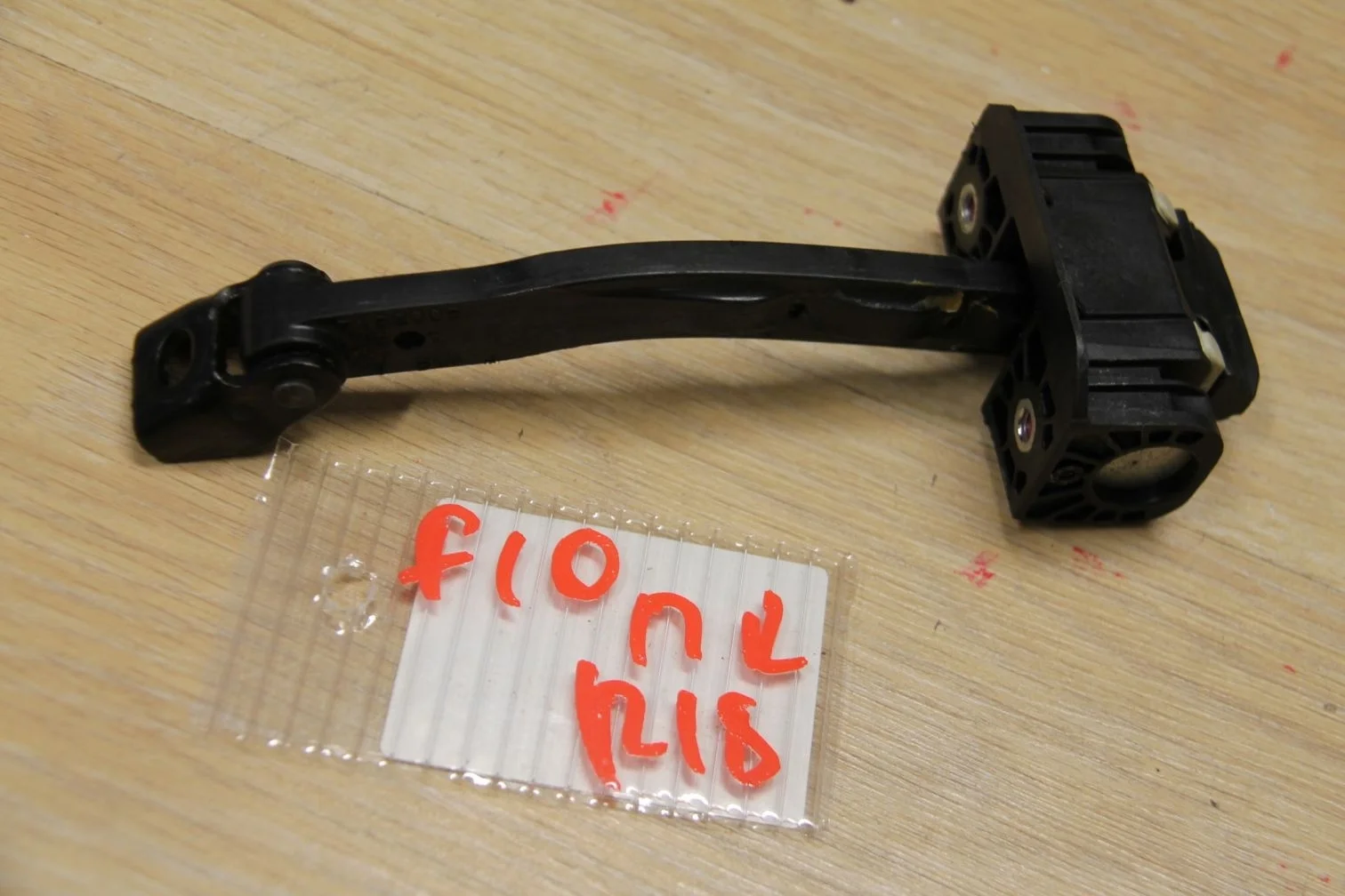 Ограничитель двери передней правой для BMW 5 F10 2009-2017