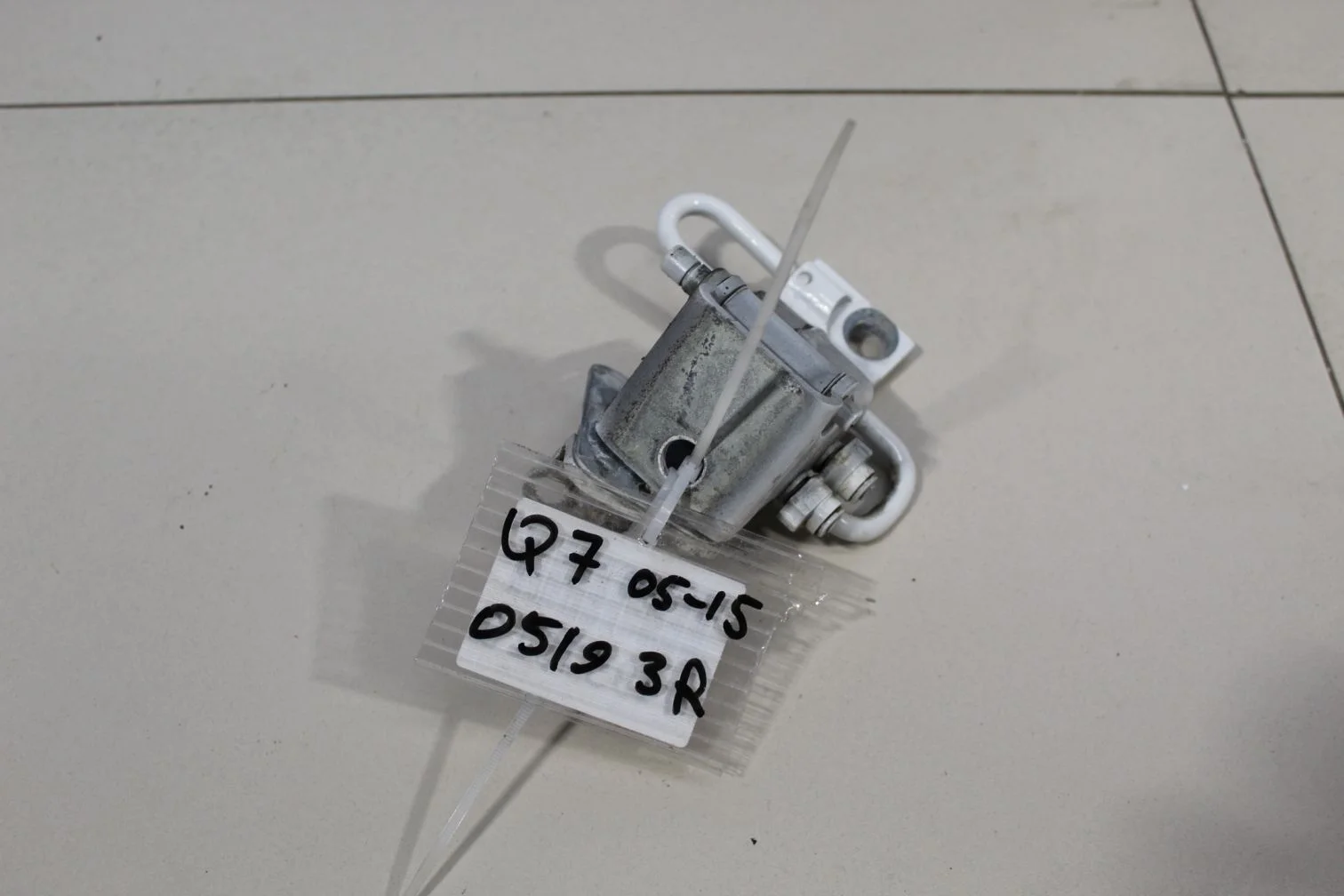 Петля двери задней правой нижняя для Audi Q7 4L 2005-2015