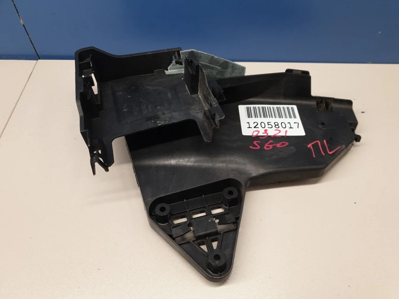 Кронштейн замка двери передний левый для Volvo S60 2010-2018