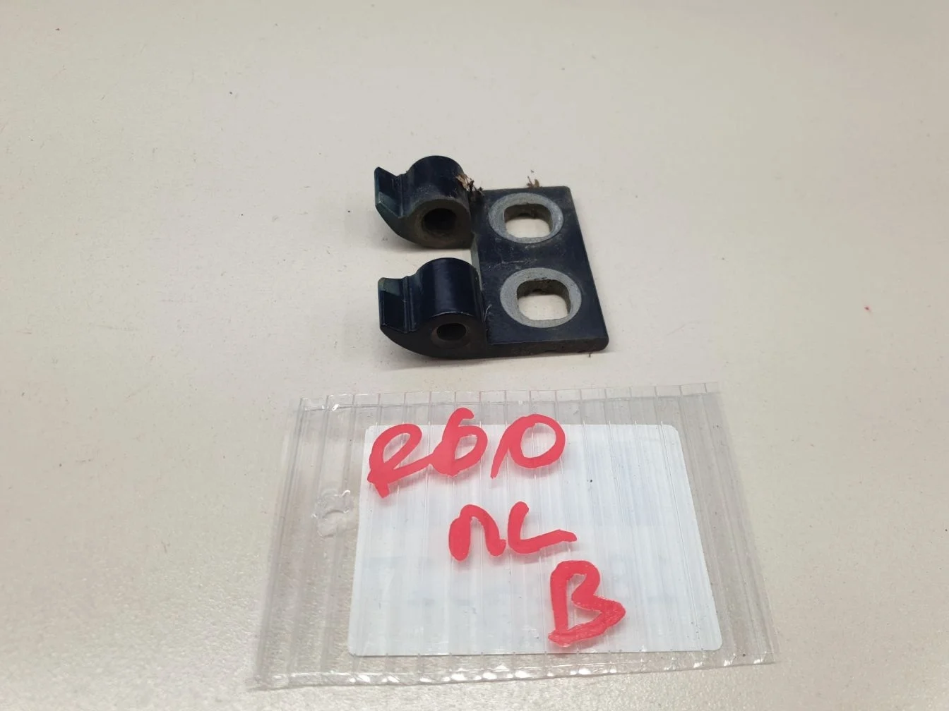 Петля двери передней правой верхняя для Mini Countryman R60 2010-2016