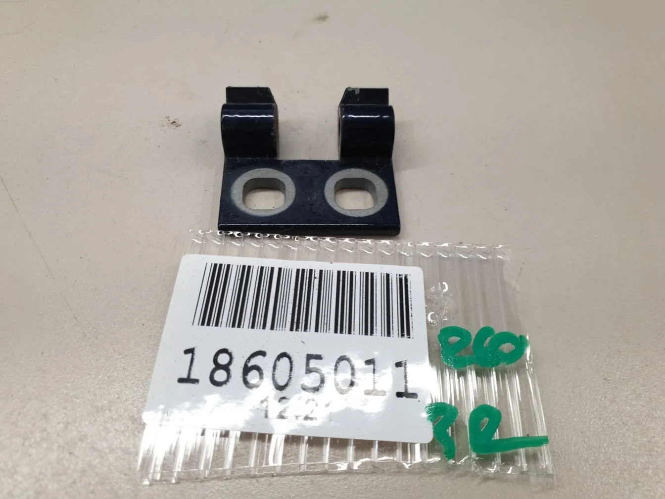 Петля двери передней правой верхняя для Mini Countryman R60 2010-2016