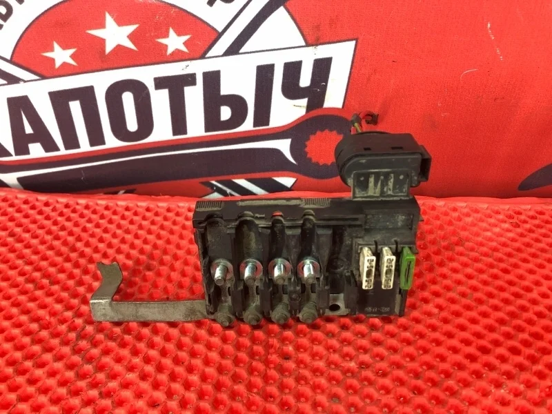 Блок предохранителей Volkswagen GOLF 2003 1J0937773 MK4 BCA