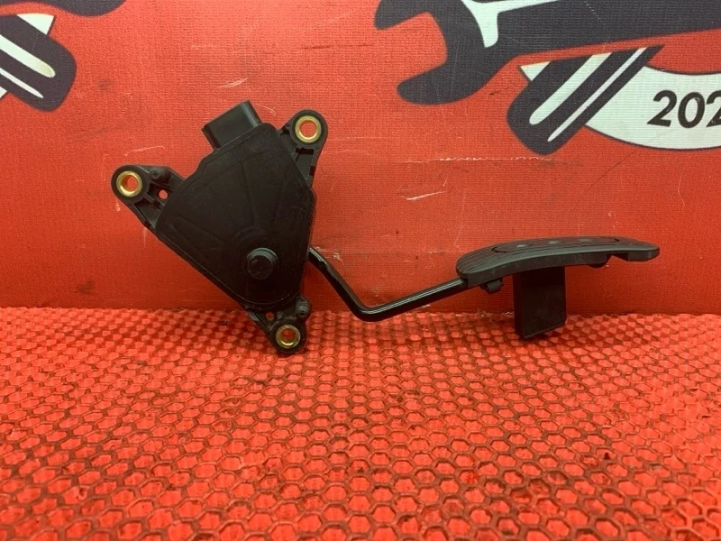 Педаль газа Nissan Tiida 2007 18002AX700 C11 HR16DE