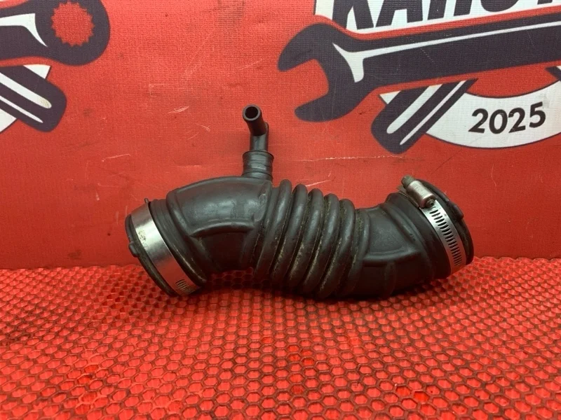 Патрубок воздушного фильтра Nissan Tiida 2007 16578ED00A C11 HR16DE