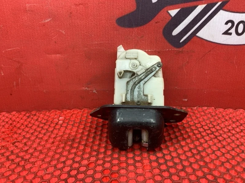 Замок двери багажника Nissan Tiida 2007 90502EN00A C11 HR16DE