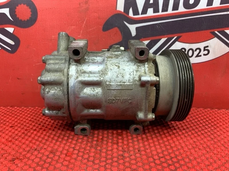 Компрессор кондиционера Renault Sandero 2010 926000097R 1 B90 K7M