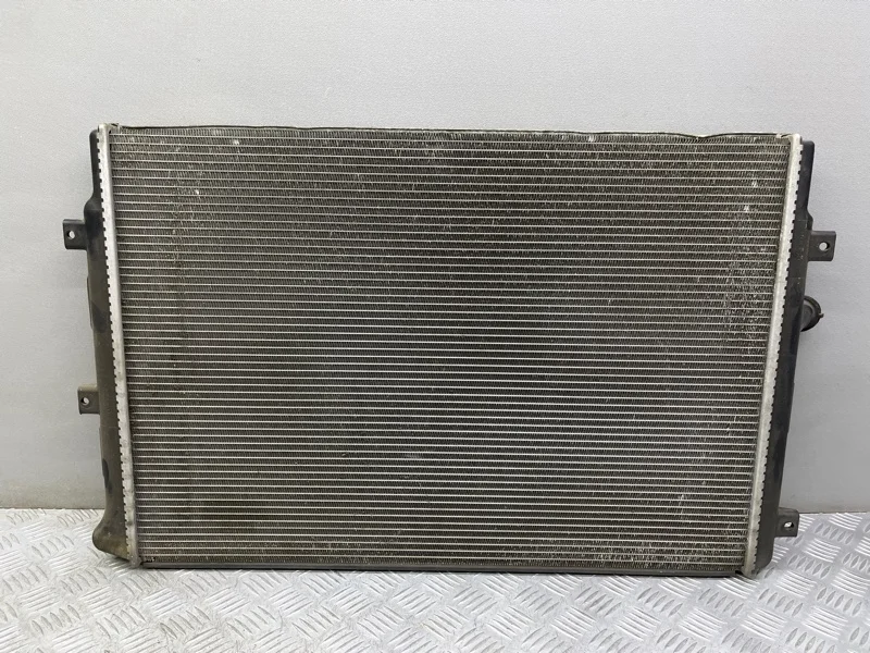 Радиатор охлаждения Volkswagen Golf 5