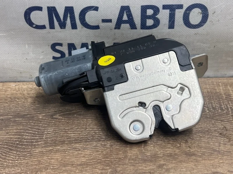 Замок багажника Volkswagen Touareg 7P0827505J NF 3.0 CGEA