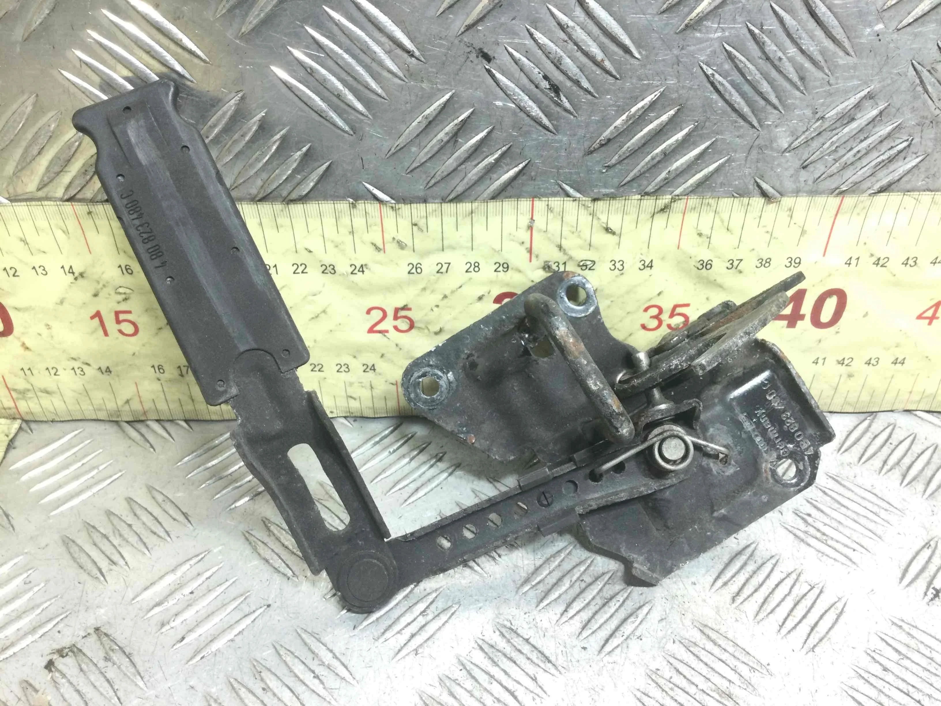 Крюк капота Audi A6 C5/4B (1997-2004) бензин 2.4 i Механика Седан