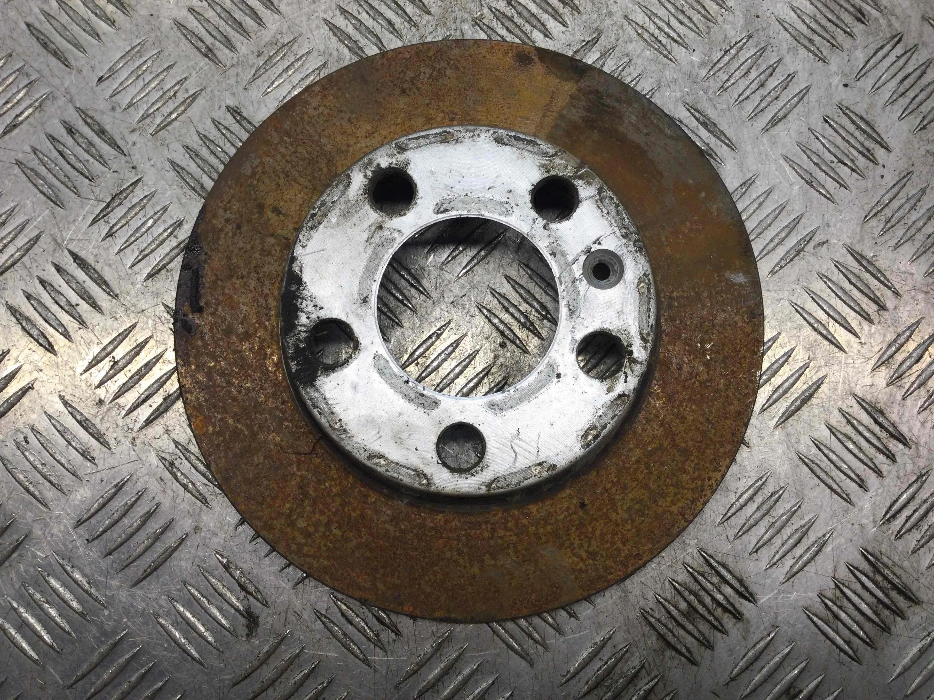 Диск тормозной задний Volkswagen Golf 4 поколение (1997-2004) бензин 1.4 i Механика Х/б