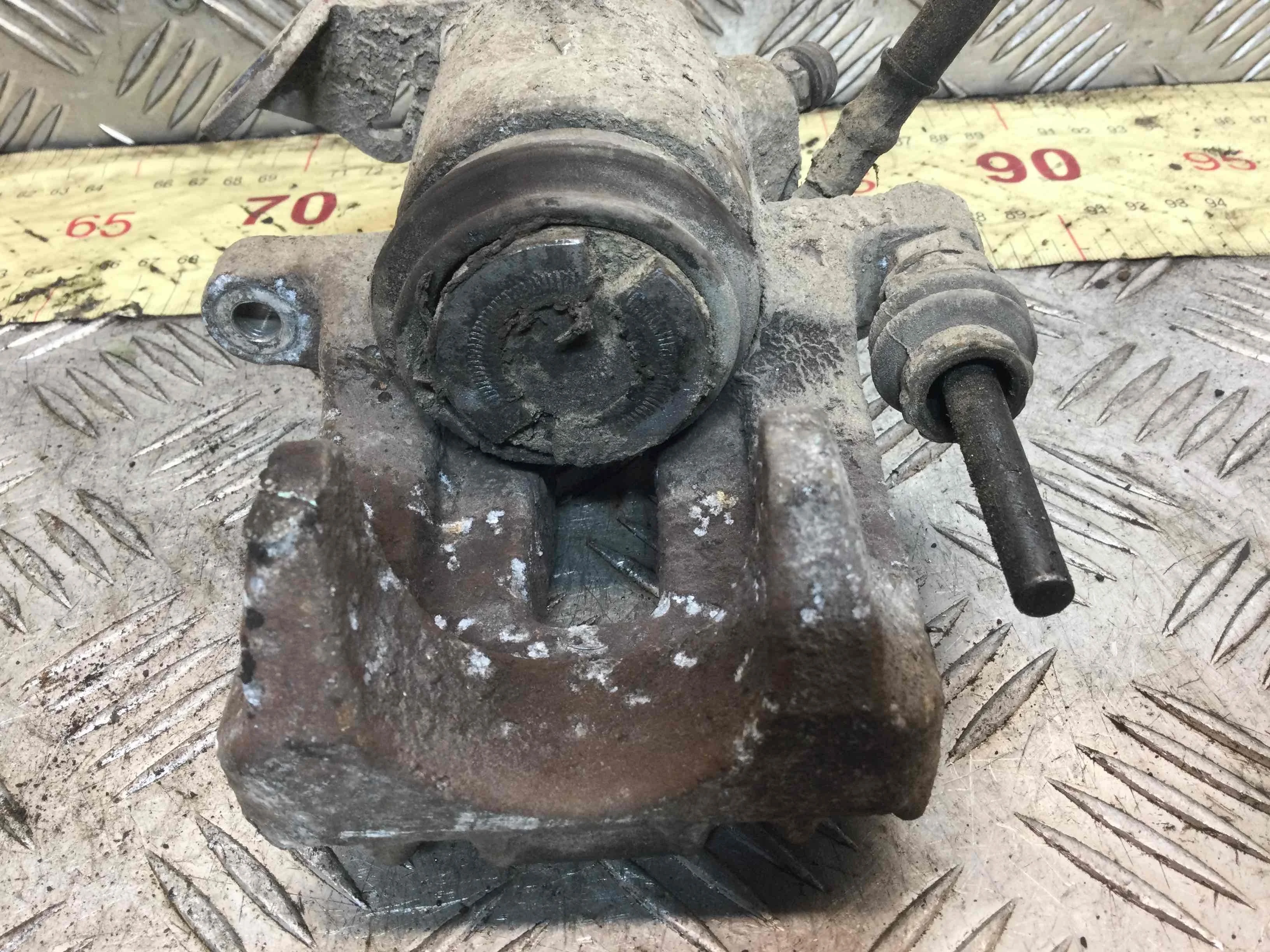 Суппорт задний левый Volkswagen Golf 4 поколение (1997-2004) бензин 1.4 i Механика Х/б