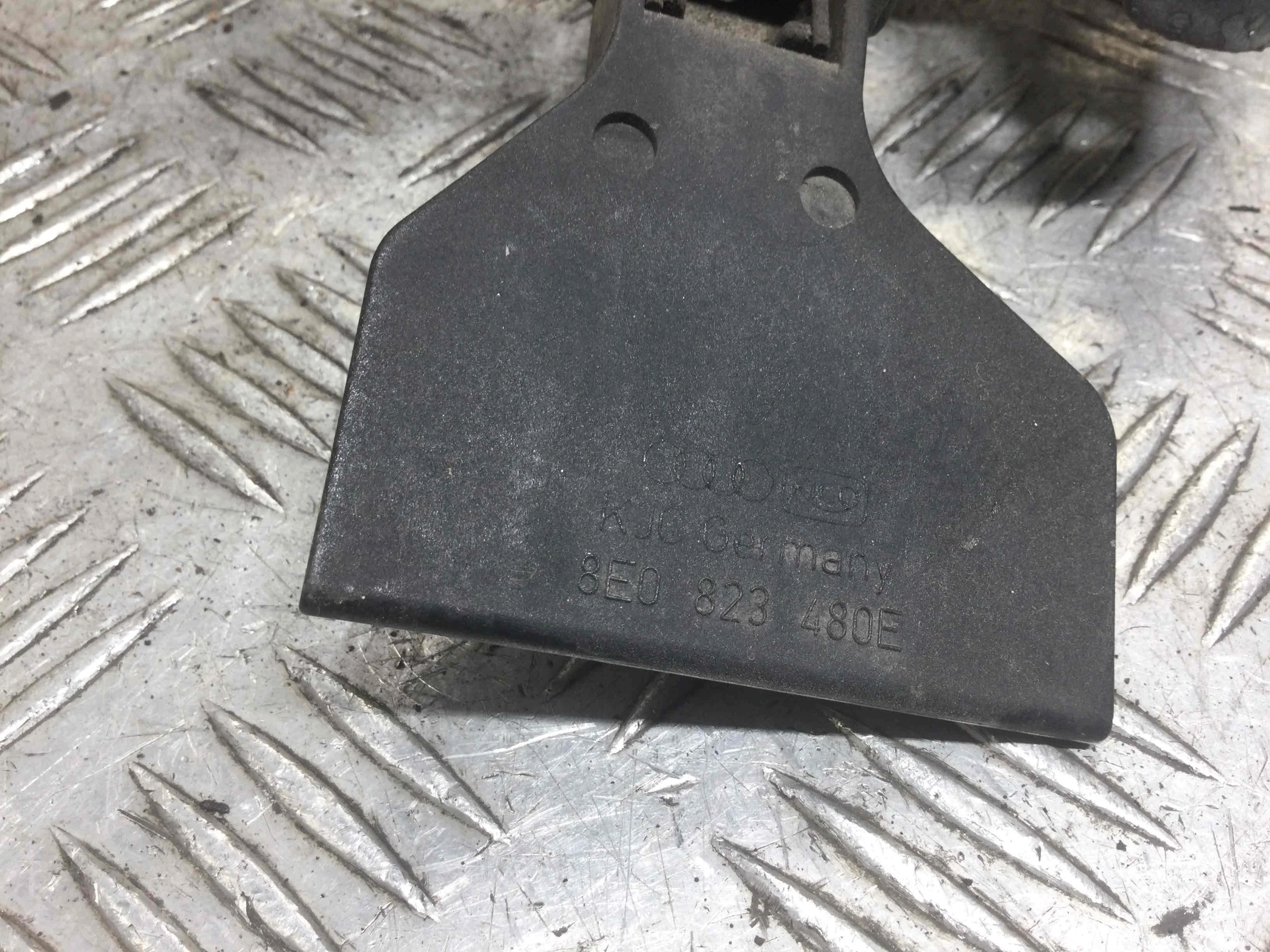 Крюк капота Audi A4 B7 (2004-2008) дизель 3.0 TDI Механика Седан