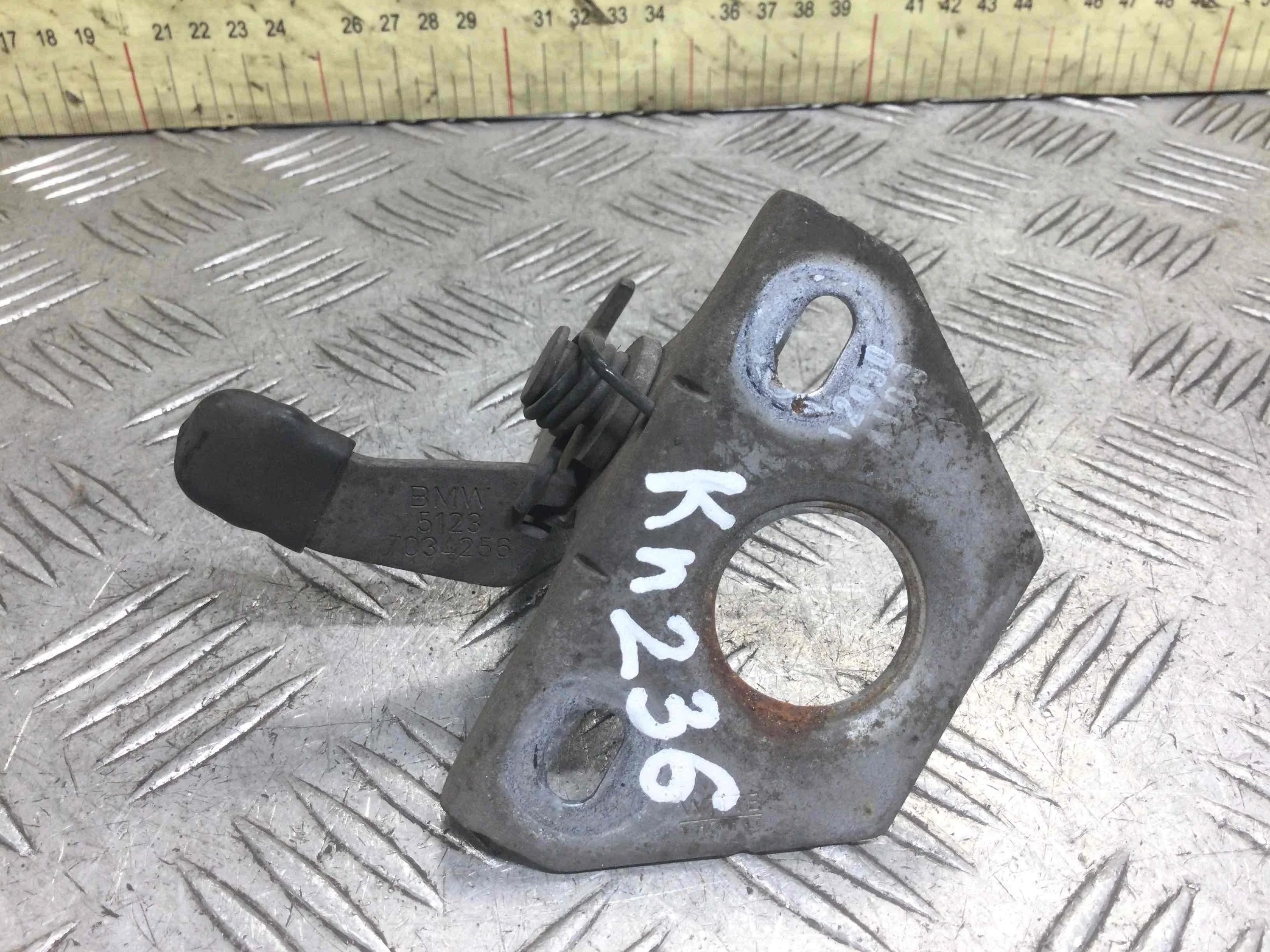 Крюк капота   X3 E83 рейстайлинг 2006-2010