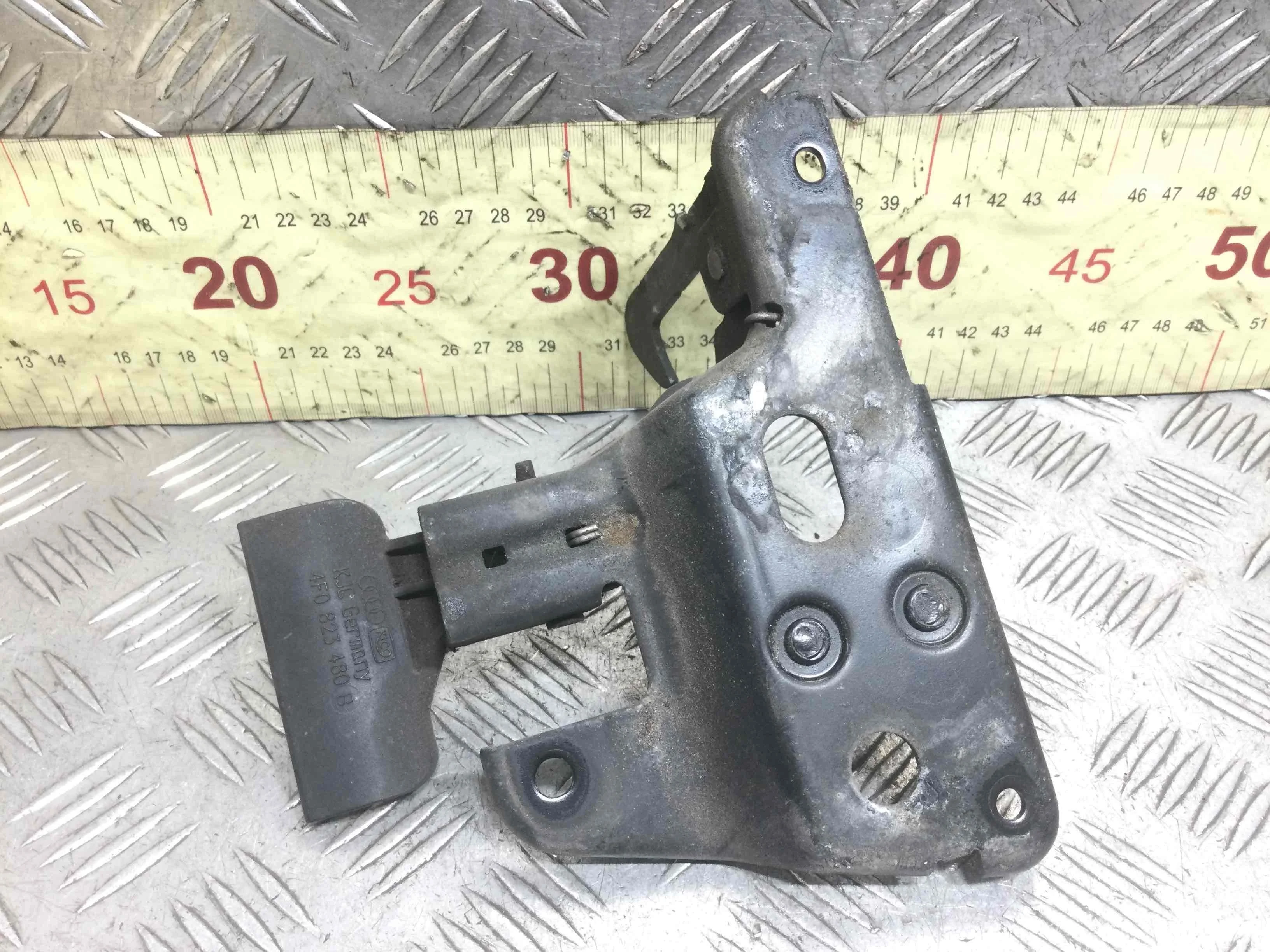 Крюк капота Audi A6 C6/4F (2004-2008) дизель 2.0 TDI  Универсал