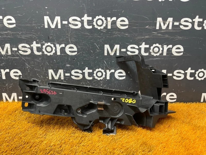 Кронштейн фары Audi Q5 2012 8R0805608B 8R CNCD, правый