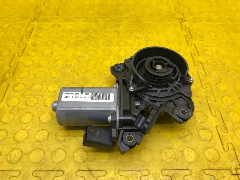 Доводчик двери AUDI Q7 2016 4F0837059 4MB CVM 011869, передний левый