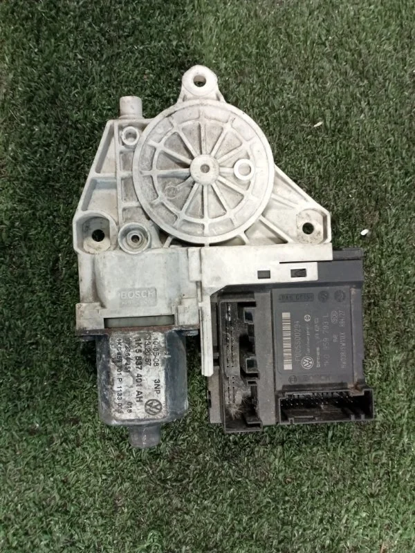 Моторчик стеклоподъемника передний левый