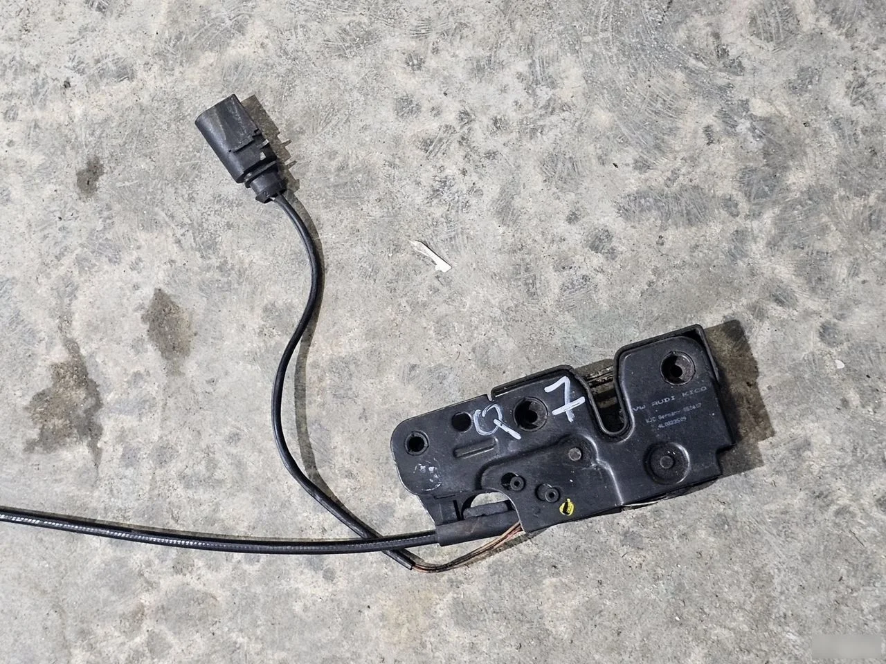 Замок капота Audi Q7 4L рестайлинг (2009—2015)