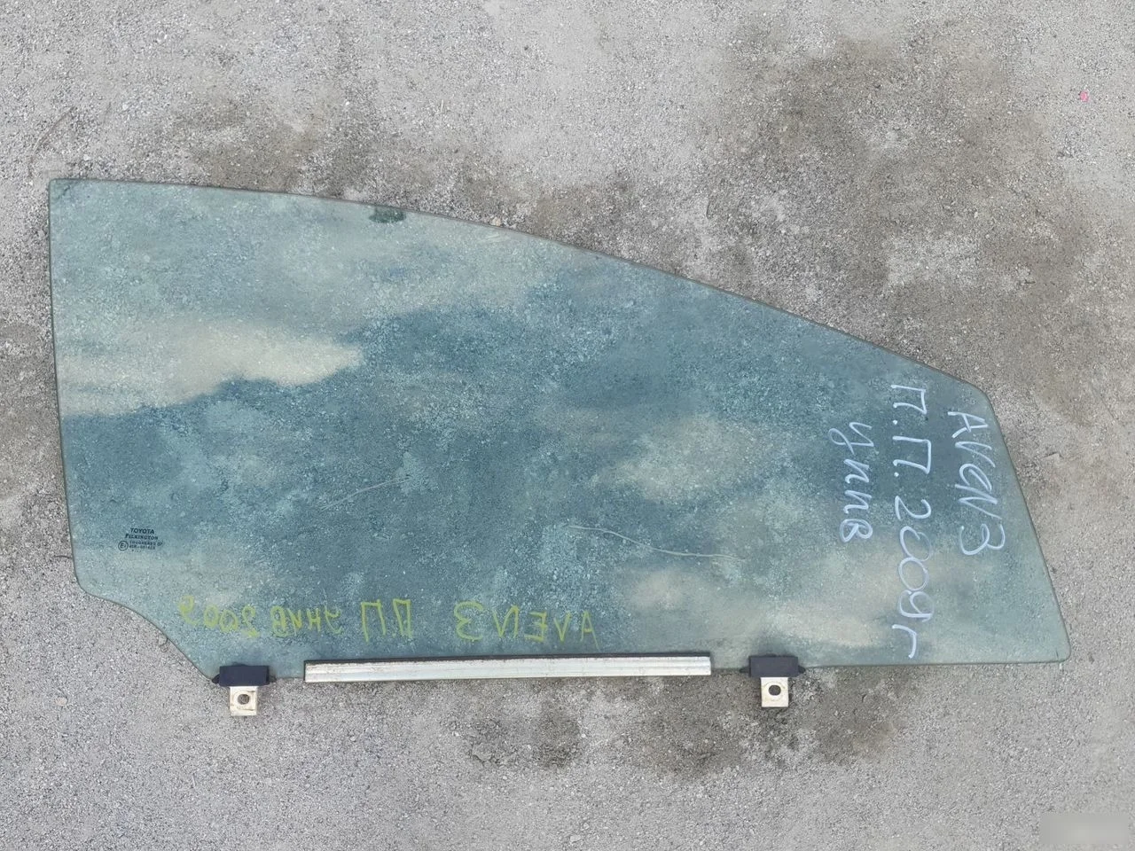 Стекло передней правой двери Toyota Avensis T270 (2008—2011)