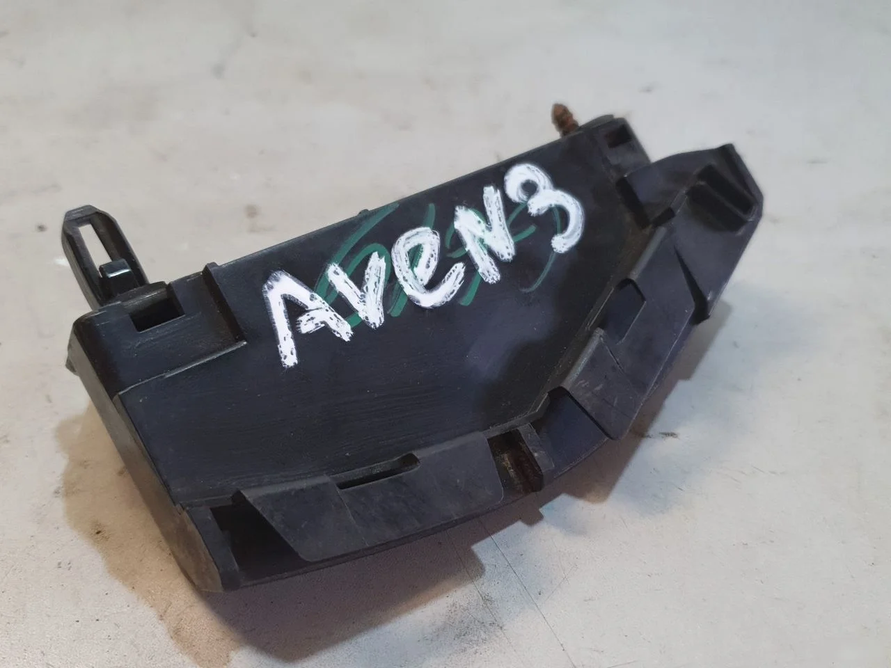 Кронштейн заднего бампера левый Toyota Avensis T270 (2008—2011)