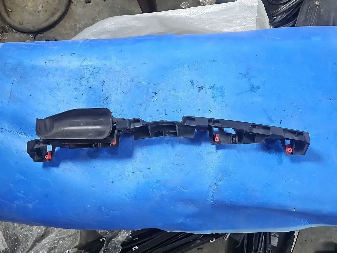 Кронштейн бампера передний Opel Astra J (2009—2012)