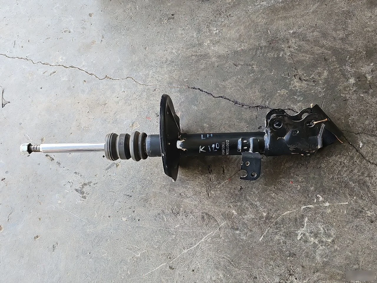 Стойка амортизатора переднего левого Toyota Corolla IX (2000—2004)