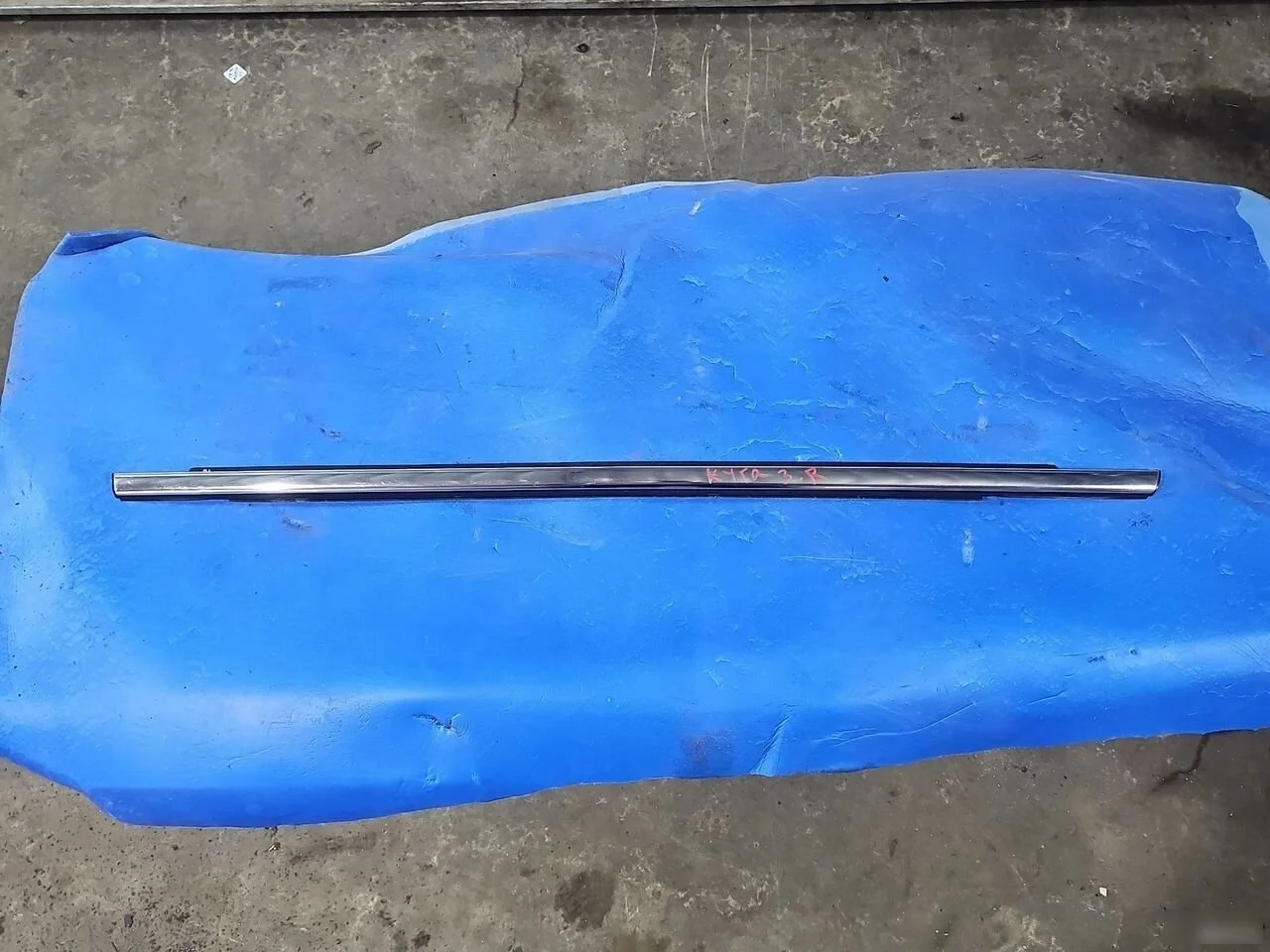 Уплотнитель стекла двери задний правый Ford Kuga II (2012—2016)