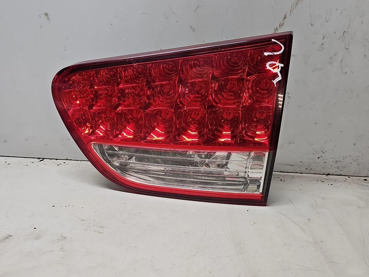 Фонарь задний внутренний правый Citroen C-Crosser I (2007—2013)