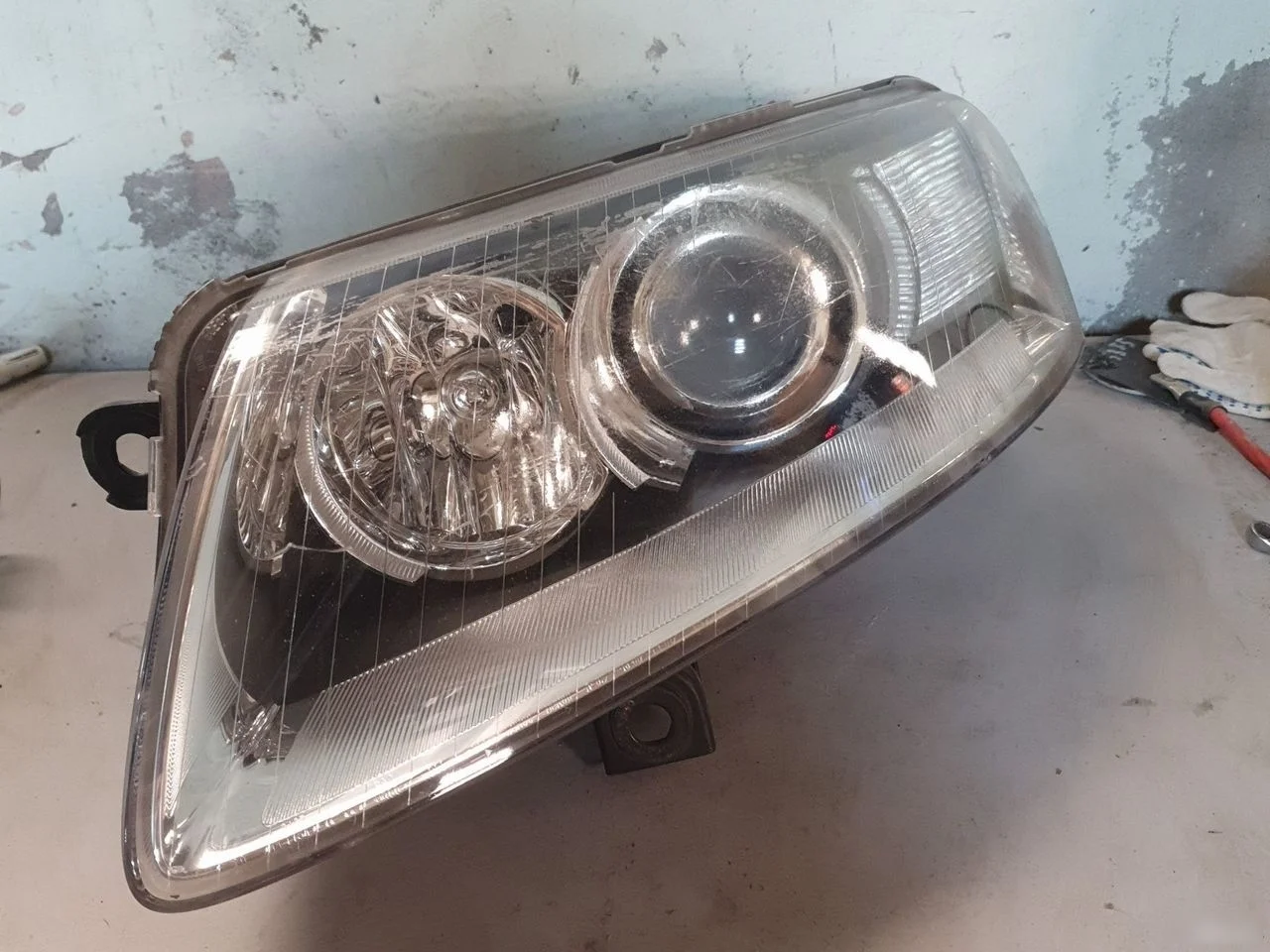 Фара левая Audi A6 C6 (2004—2008)