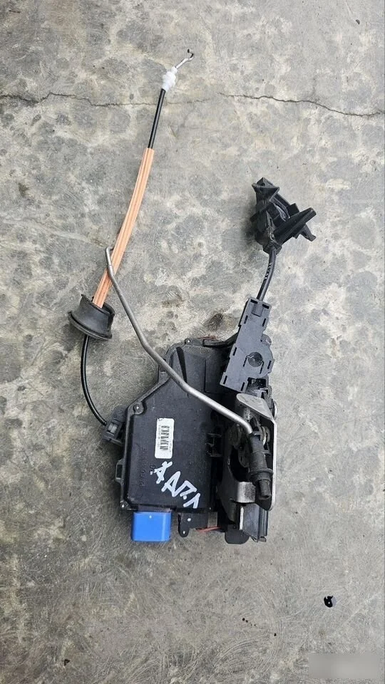 Замок передний левый Audi A8 D2 (1994—1999)