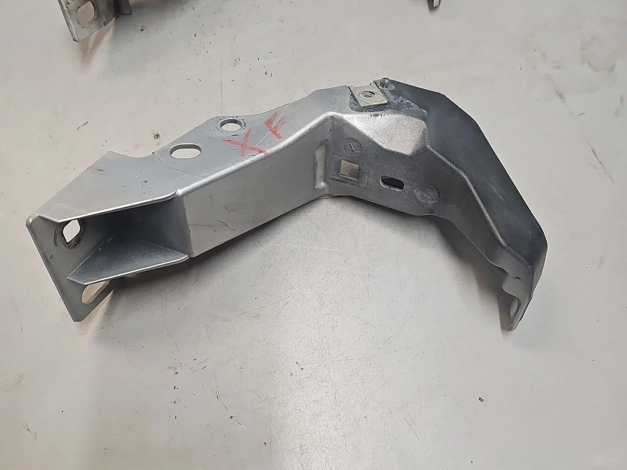 Кронштейн крепления фары передний правый Jaguar XF I (2007—2011)