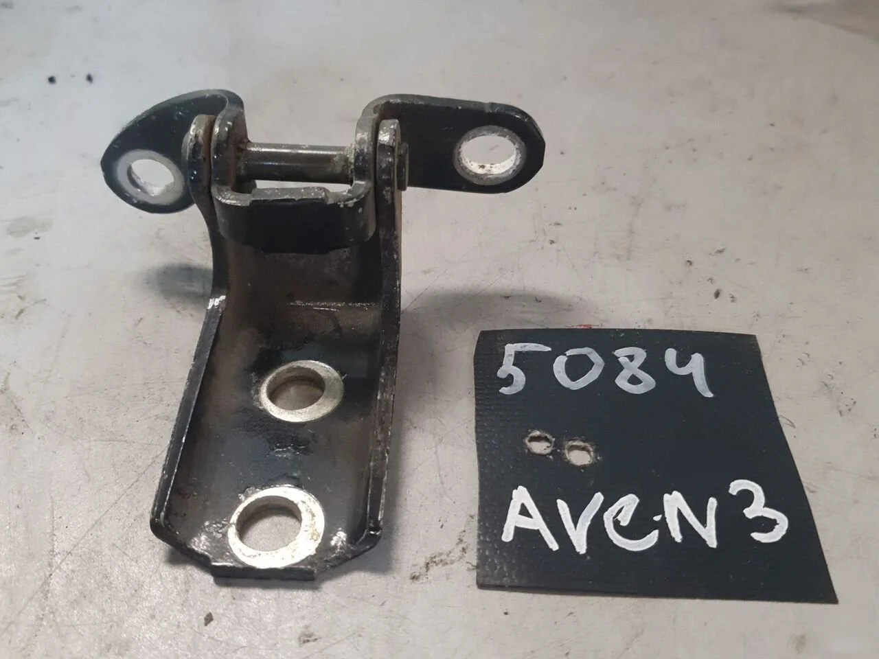 Петля задней правой двери Toyota Wish I (2003—2005)