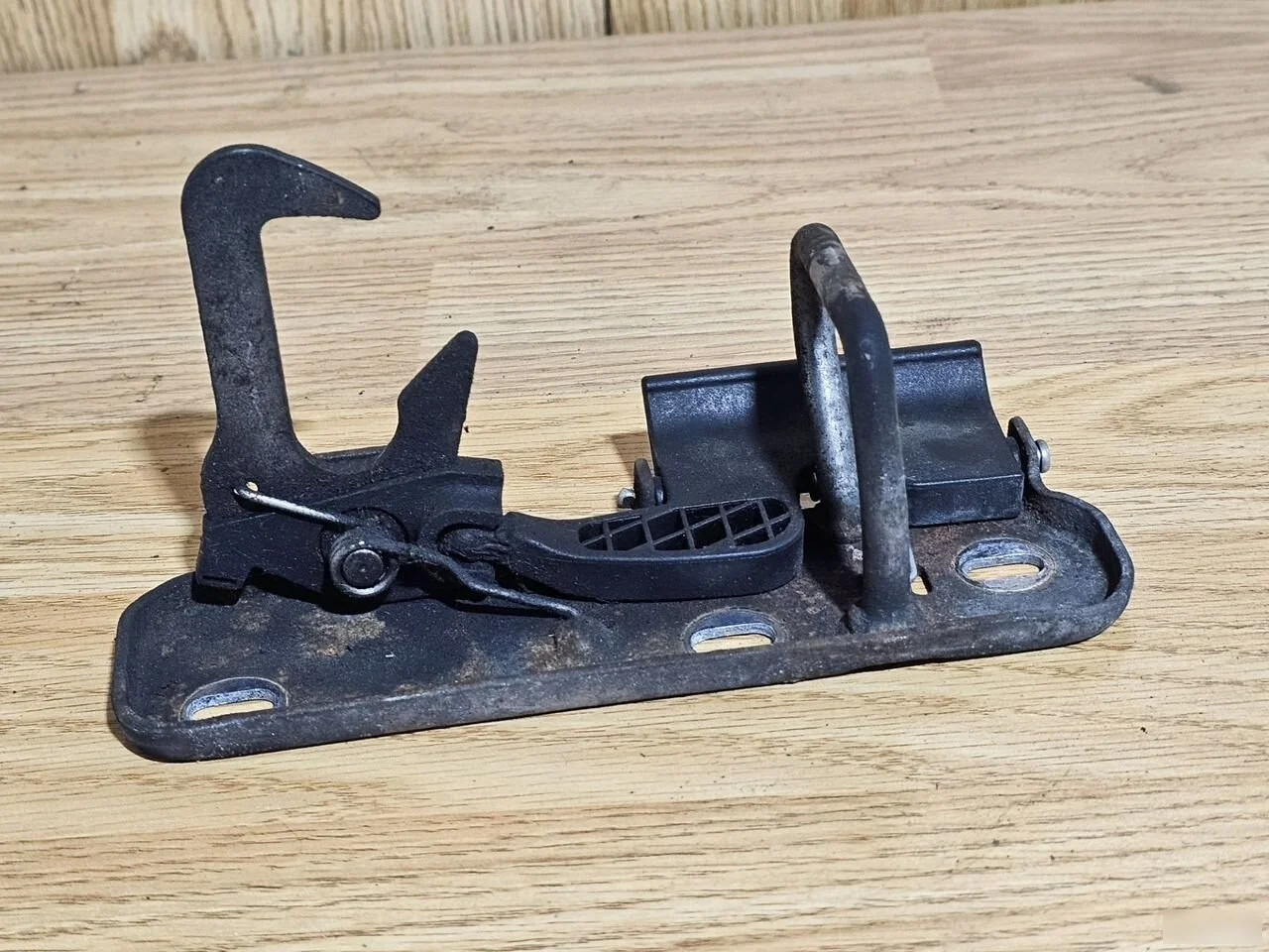 Крючок (крюк) капота Volkswagen Golf Mk5 (2003—2009)