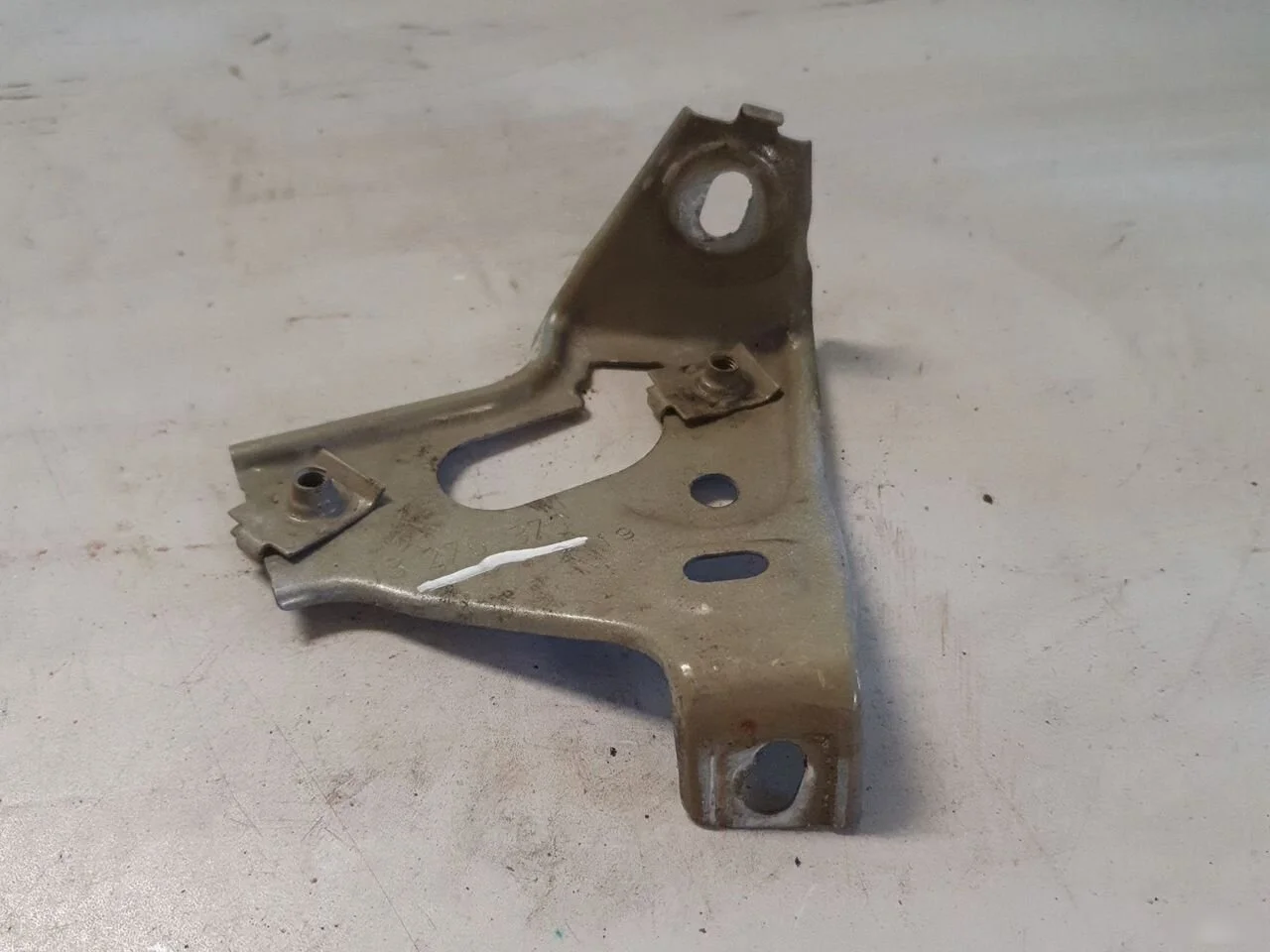 Кронштейн переднего левого крыла Opel Astra J (2009—2012)