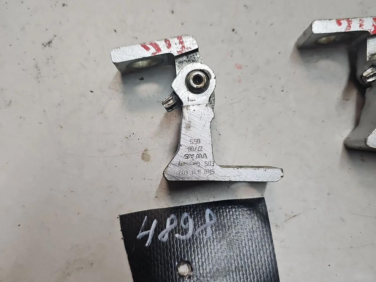 Петля двери 5N0831402 Volkswagen Tiguan I (2007—2011)