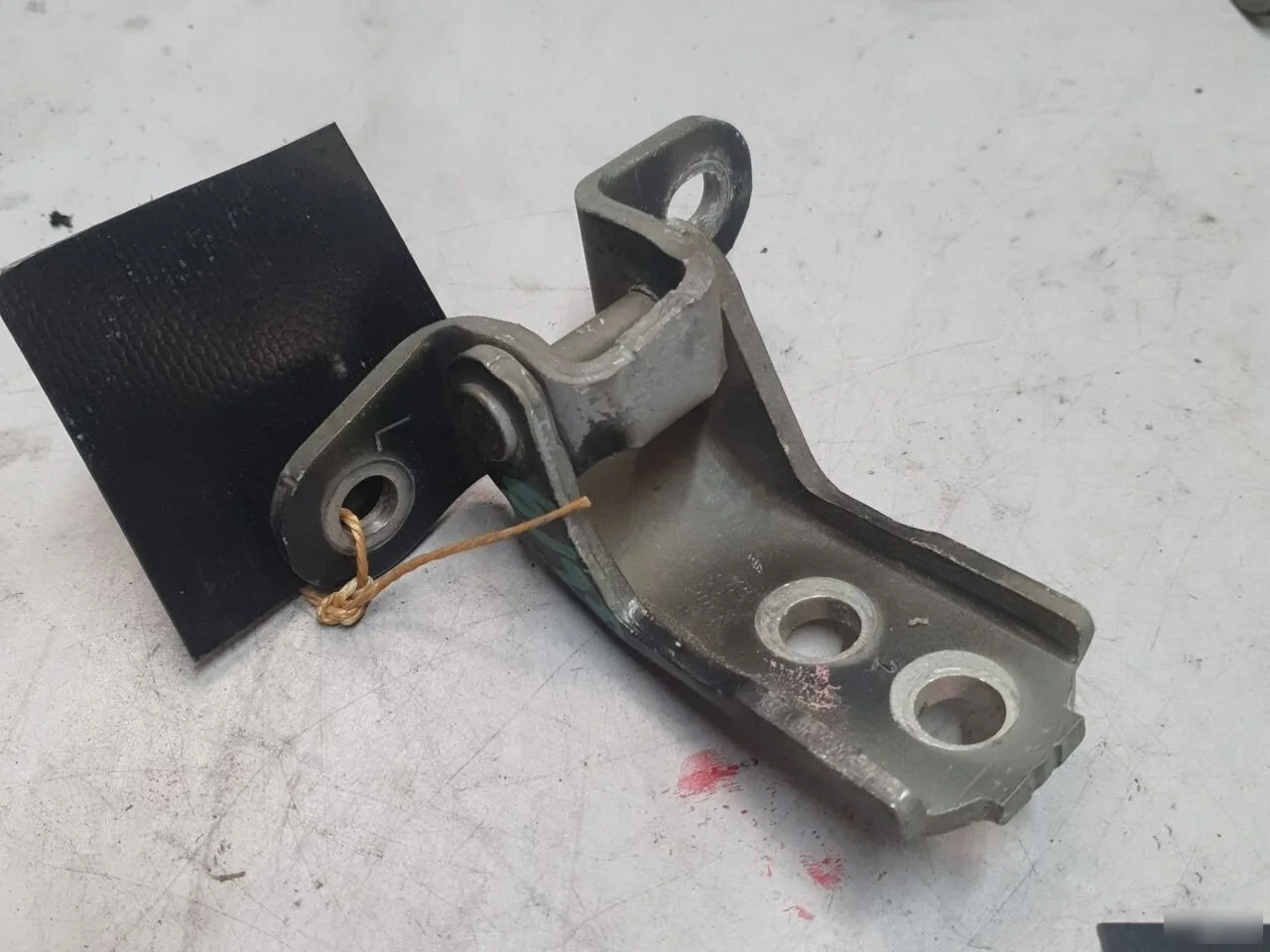 Петля передней левой двери Toyota Avensis T270 (2008—2011)