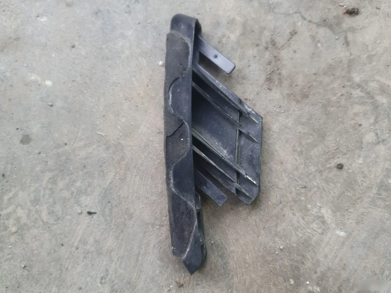 Кронштейн правой фары Nissan Qashqai I (2006—2010)