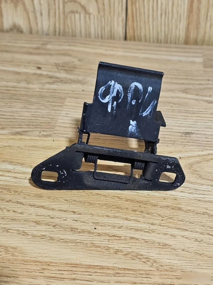 Крючок капота Land Rover Freelander II (2006—2010)