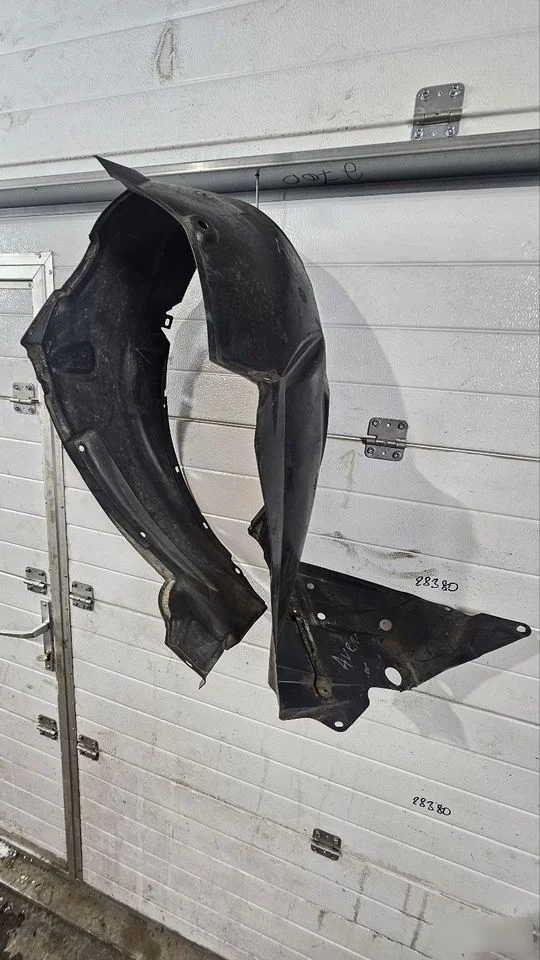 Подкрылок передний левый Toyota Avensis T270 (2008—2011)