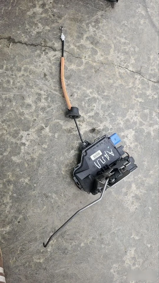 0130821764Замок двери передний правый Audi A8 D3 рестайлинг 2 (2007—2010)