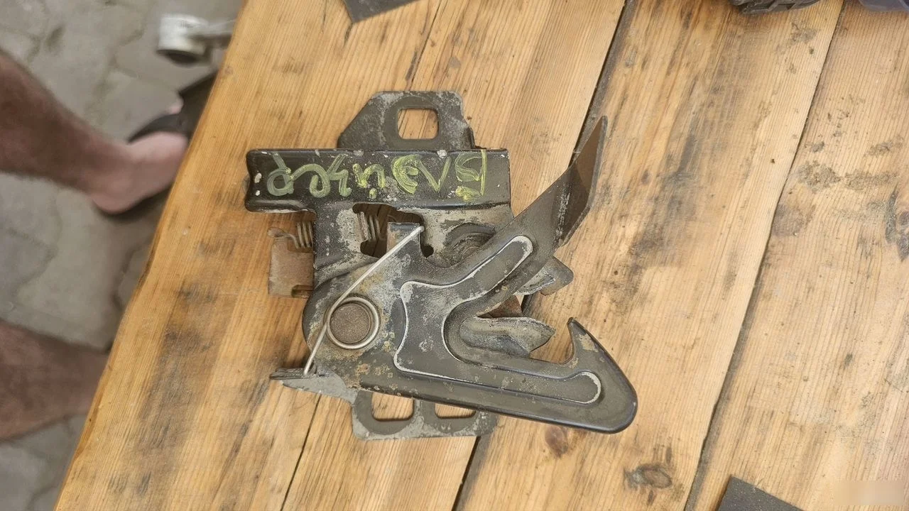 Замок капота Chevrolet TrailBlazer I (2001—2006)